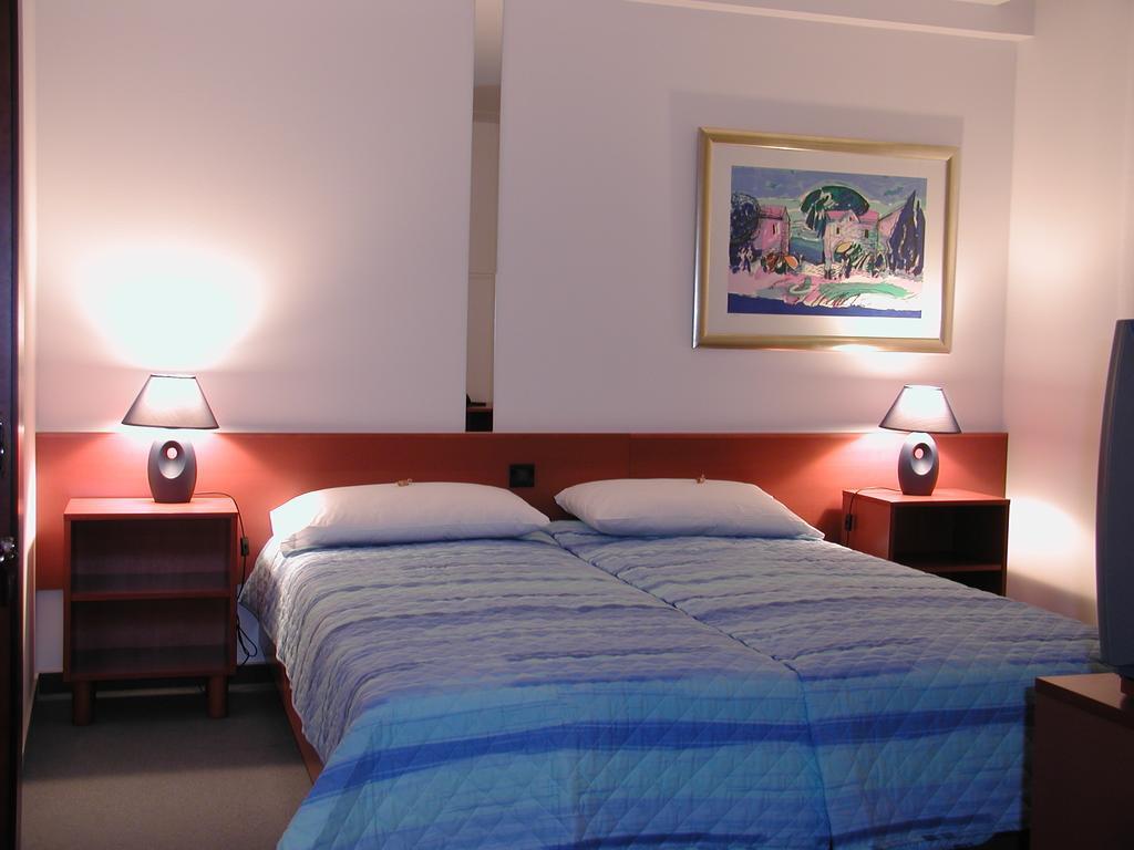 Hotel Tamaris Novi Vinodolski Oda fotoğraf